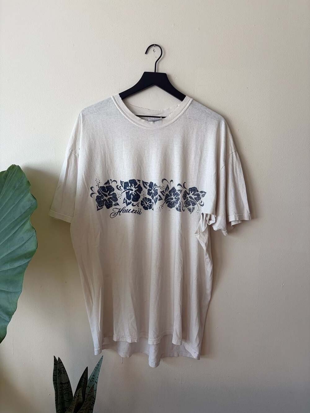 Hanes Hawaii Floral Graphic T-Shirt Size XL Vintage Distressed